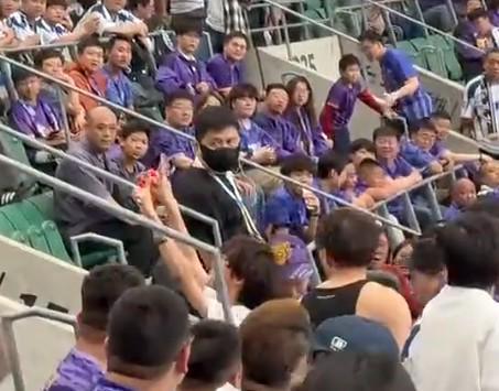 有球迷在津门虎看台举泰山围巾引众怒，随后该球迷被安保带走